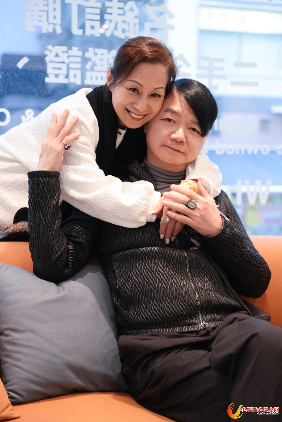 《再见爱人》节目中,Lisa与艾威相拥