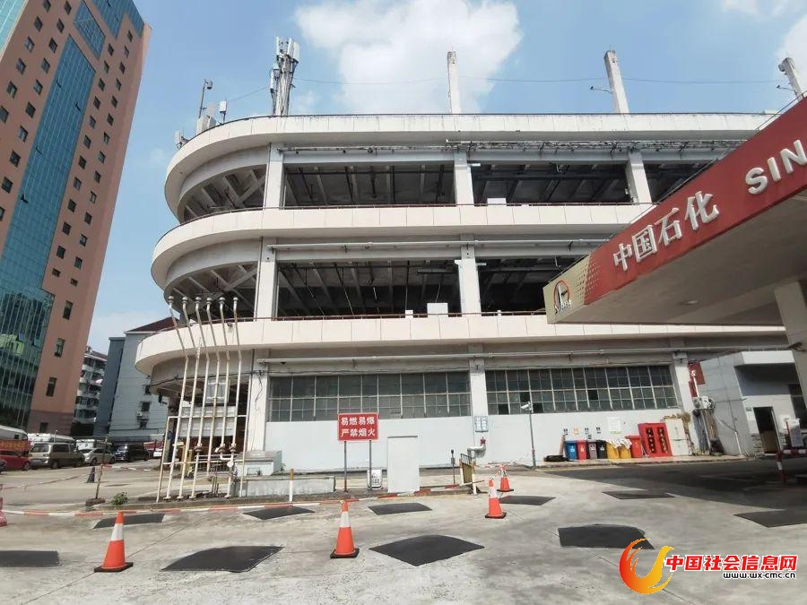 通气管紧邻停车场。子歌摄