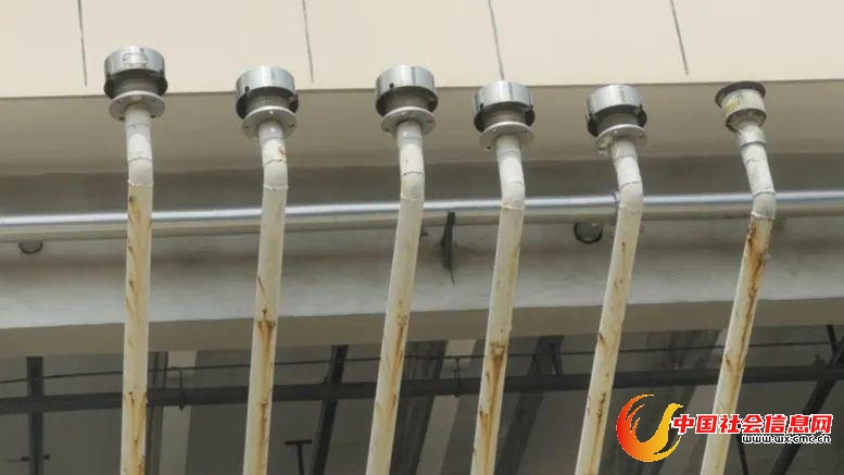 6根通气管紧邻大型停车场。