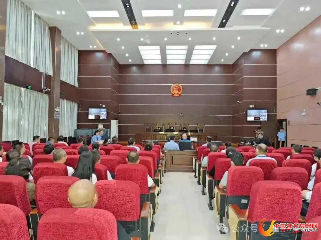 ▲卢刚受审现场（图片来源：海南省五指山市人民法院微信公众号）