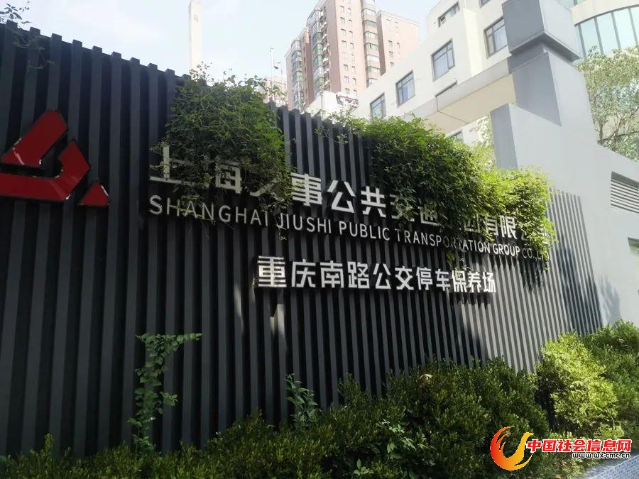 加油站紧邻停车场。子歌摄