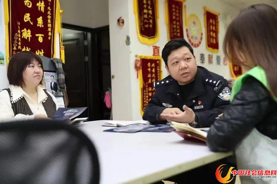 严慈正在开展社区工作(杨浦公安 供图)