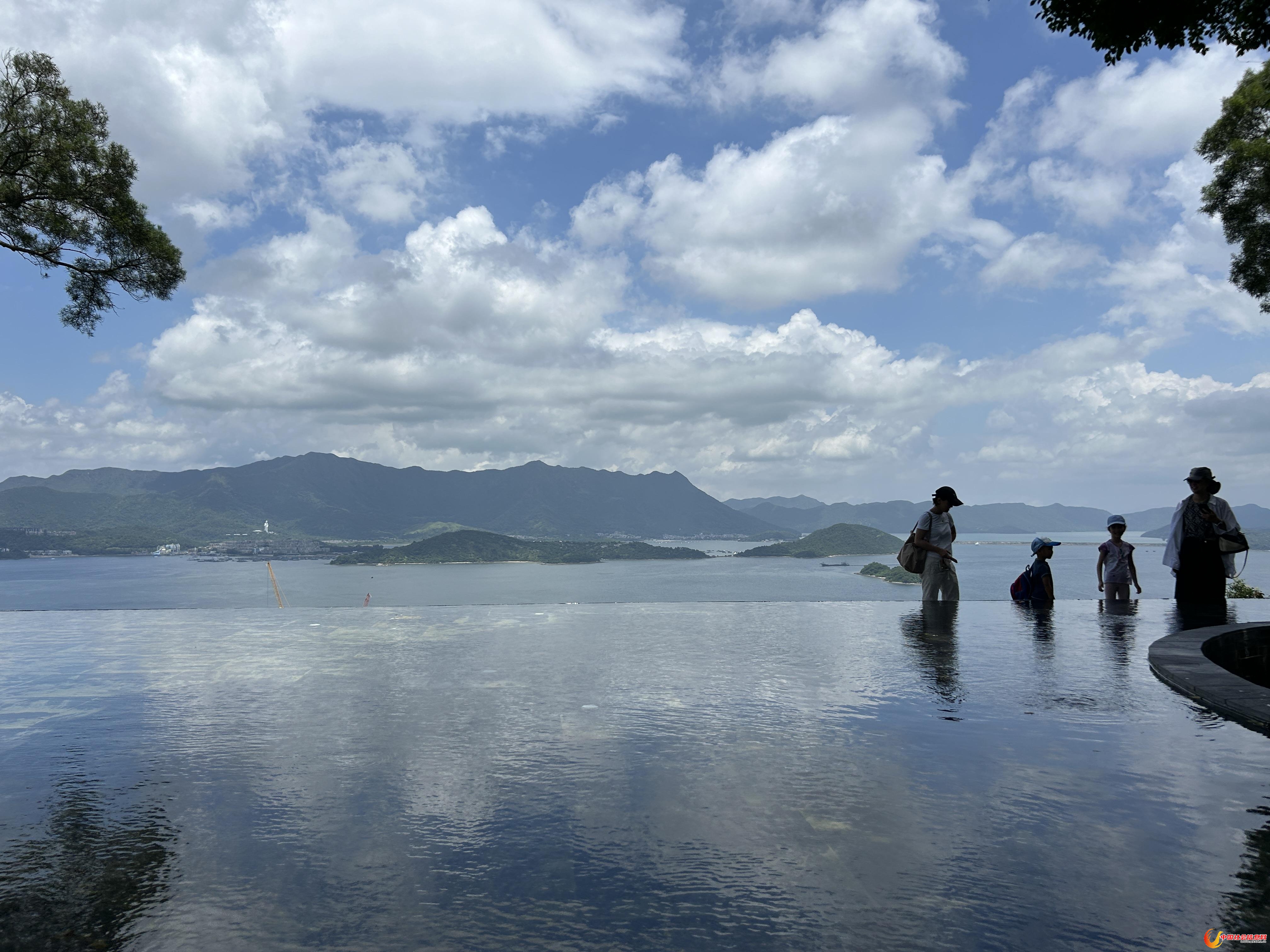 香港中文大学“合一亭”，即为纪念钱穆所倡导的“天人合一观”而命名