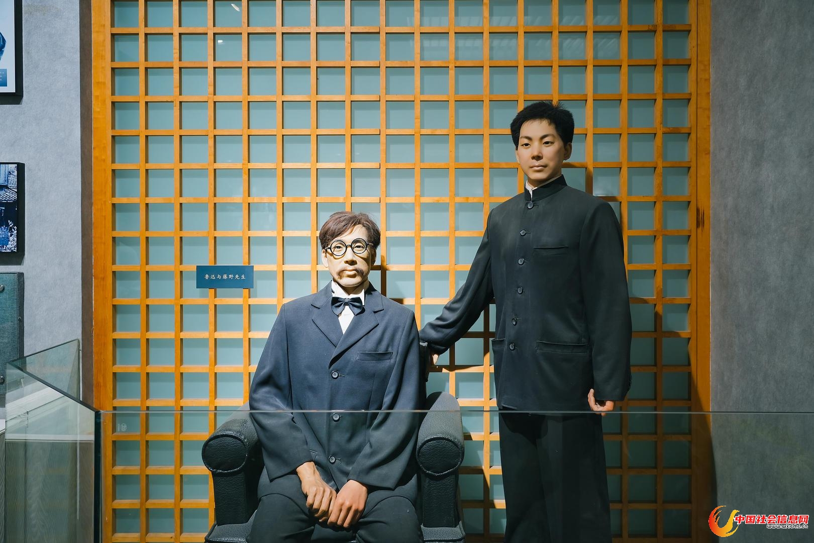 绍兴鲁迅纪念馆内的“鲁迅与藤野先生”雕塑 图据：视觉中国