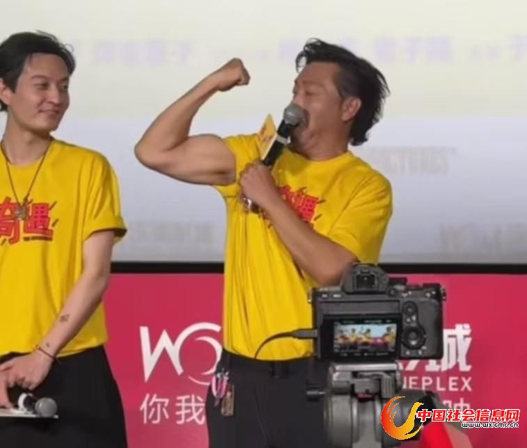 贾冰展示肱二头肌