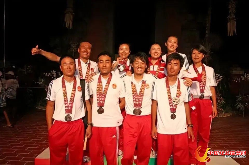 ● 王炜建(前排左三)