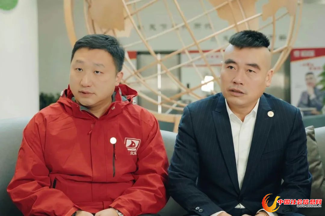 ● 乐尔乐董事长陈正国(右)