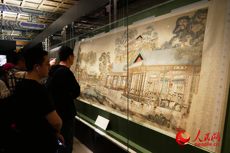 游客在“乐林泉——中外园林文化展”中欣赏《大观园图》。人民网记者 韦衍行摄