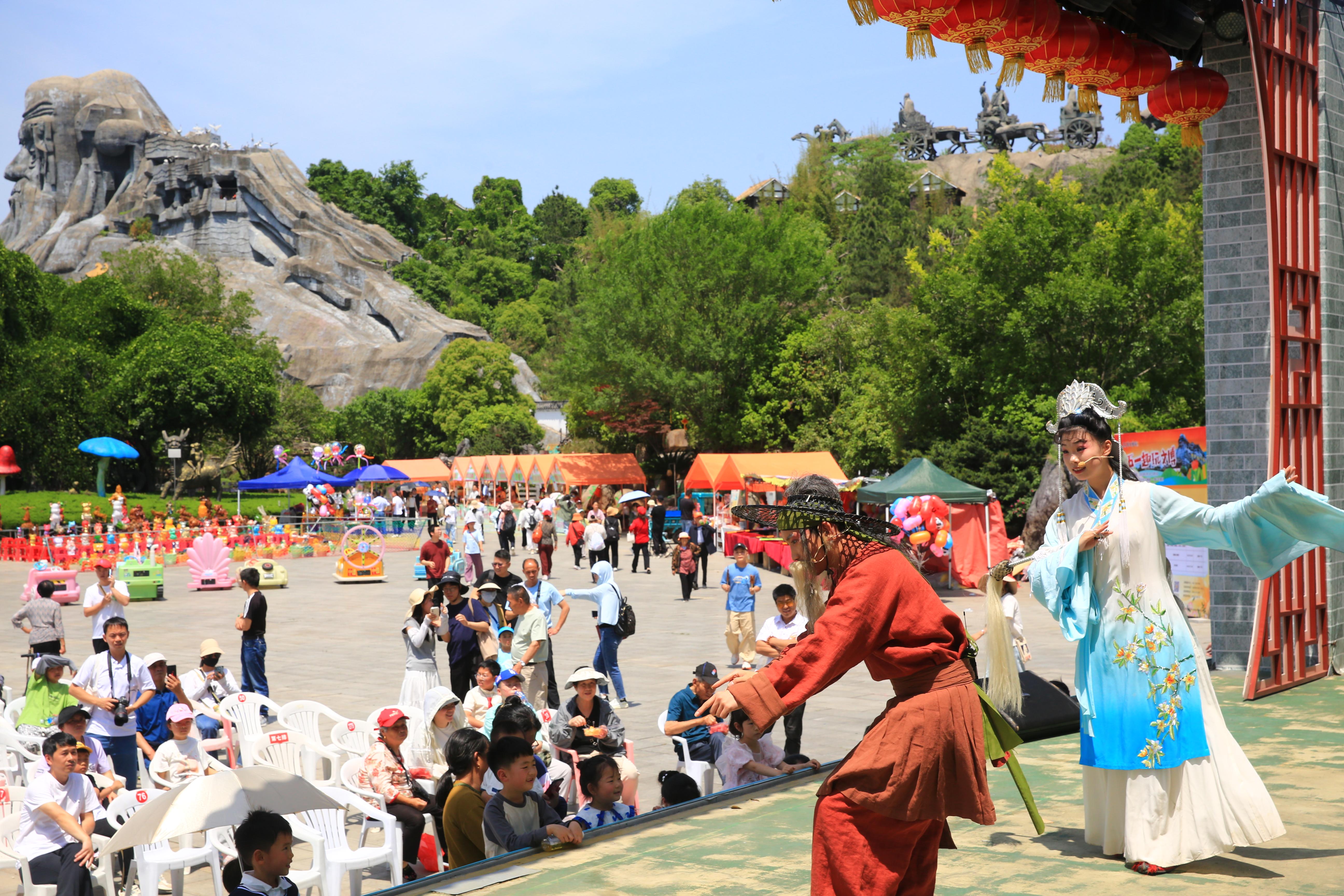 “五一”假期,非遗曲子戏走进安徽省太湖县的惠民大舞台。刘辉摄