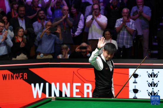 5月2日,赵心童在比赛后向观众致意。新华社发(翟政摄)