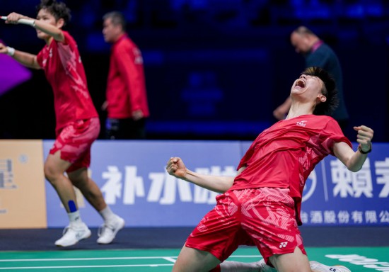 5月3日,中国队组合冯彦哲(右)/黄东萍在半决赛混双比赛后庆祝。新华社记者 孙非 摄