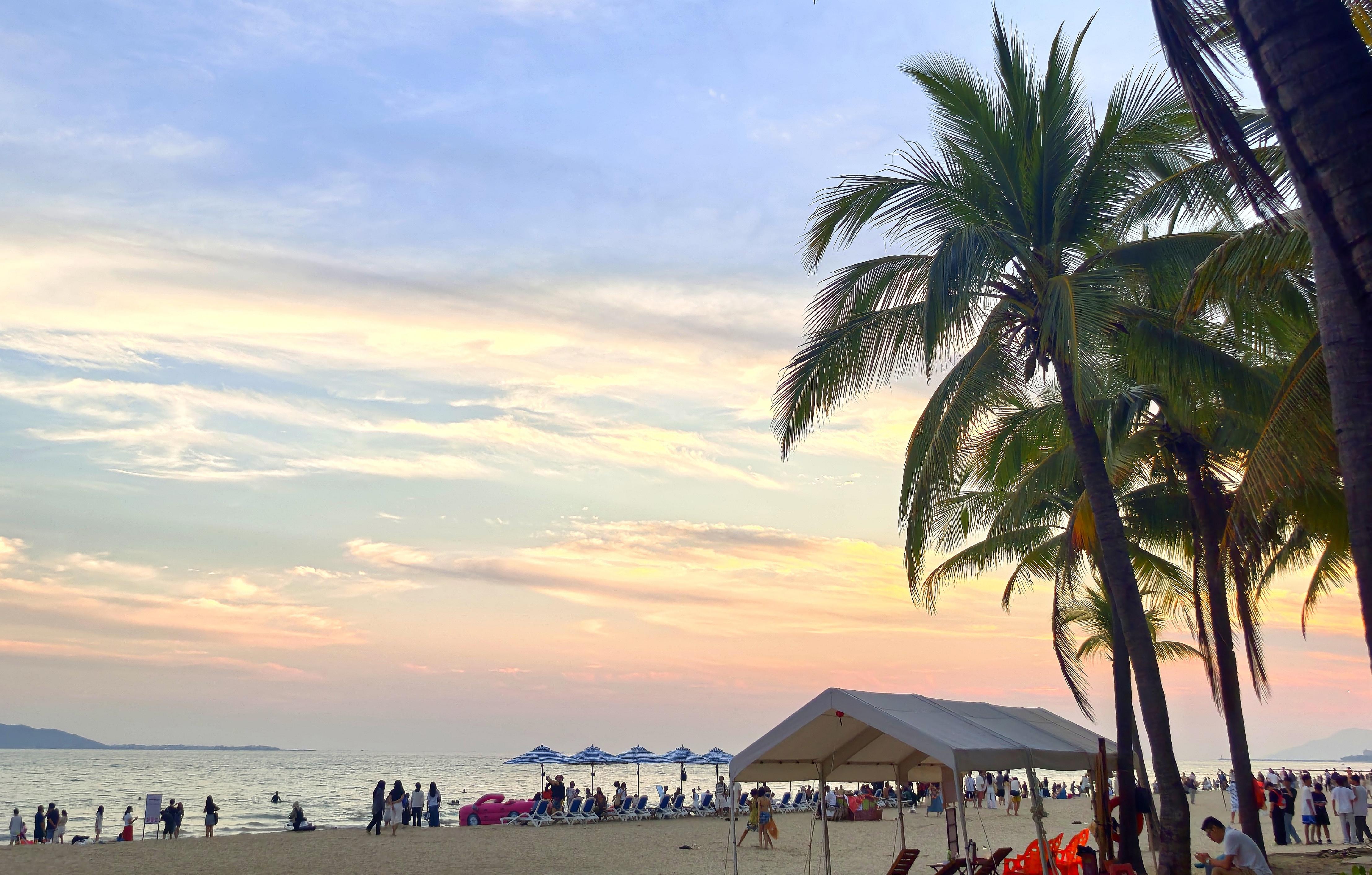 5月3日,游客在三亚椰梦长廊欣赏美丽晚霞。受访者供图