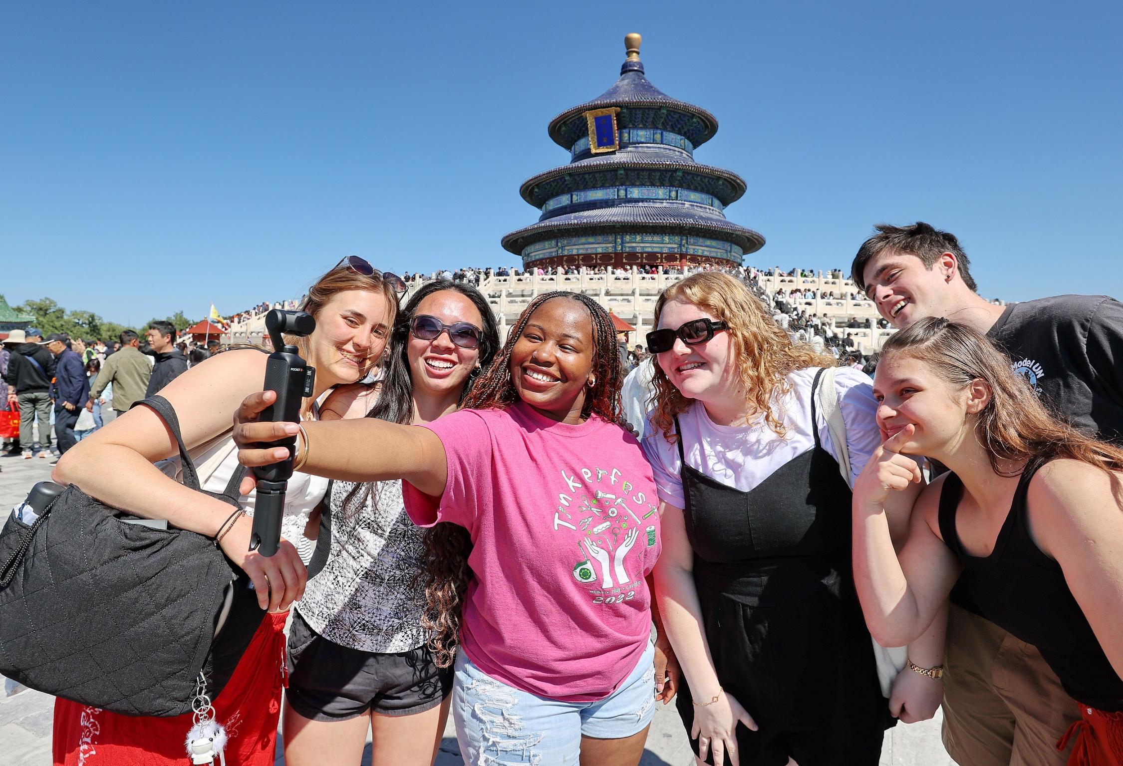 5月3日,外国游客在北京天坛公园合影。(图片来源:视觉中国)