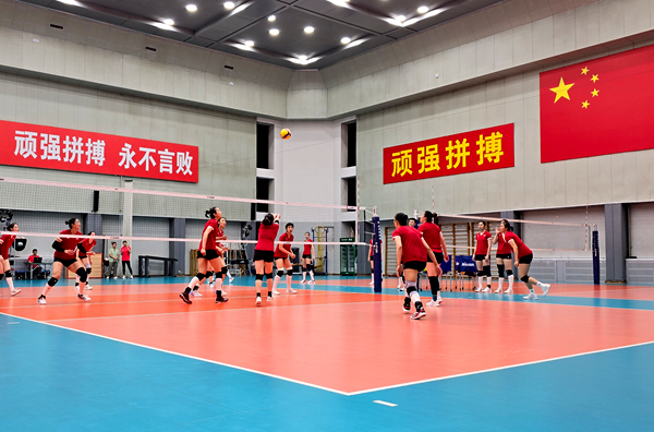 4月28日,中国女排在主教练赵勇的带领下进行训练。人民网记者 胡雪蓉摄