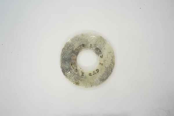 武王墩一号墓出土的镂孔玉璧。全国十大考古新发现活动办公室供图