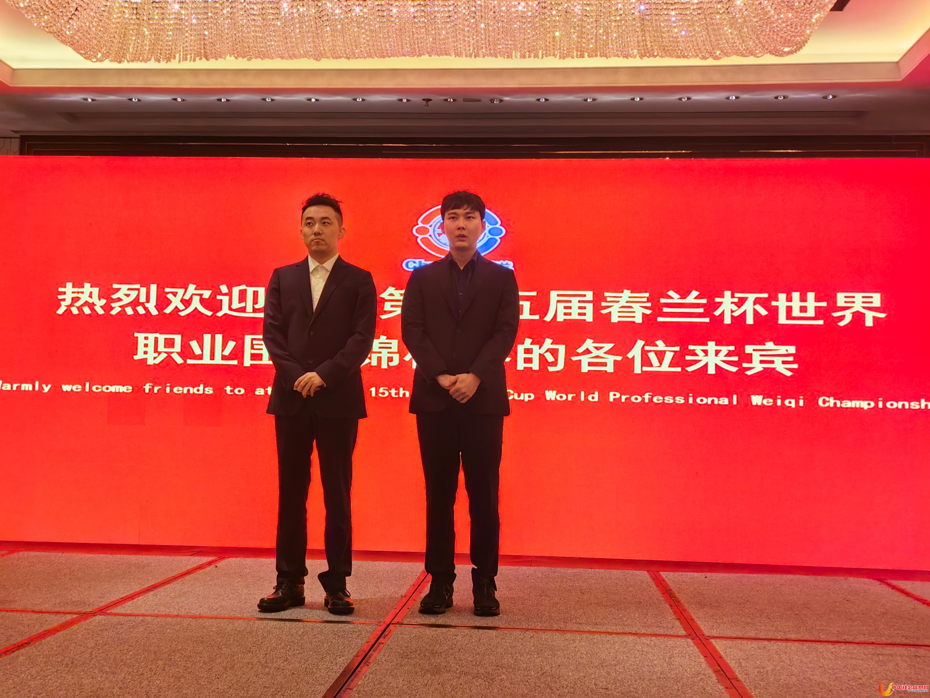 杨楷文九段(左)与朴廷桓九段。人民网记者 李乃妍摄