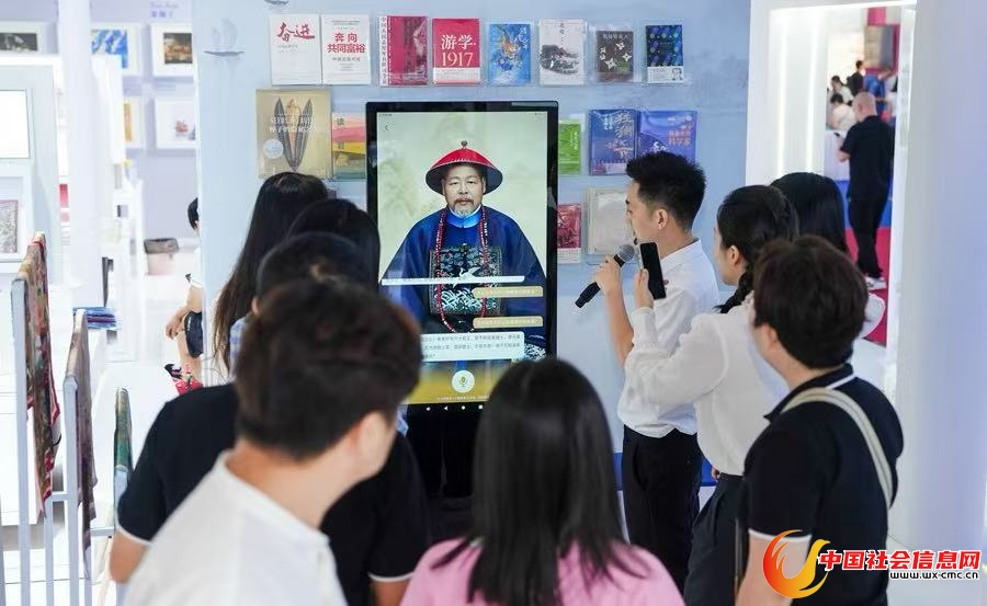 观众体验AI智能互动展区。主办方供图