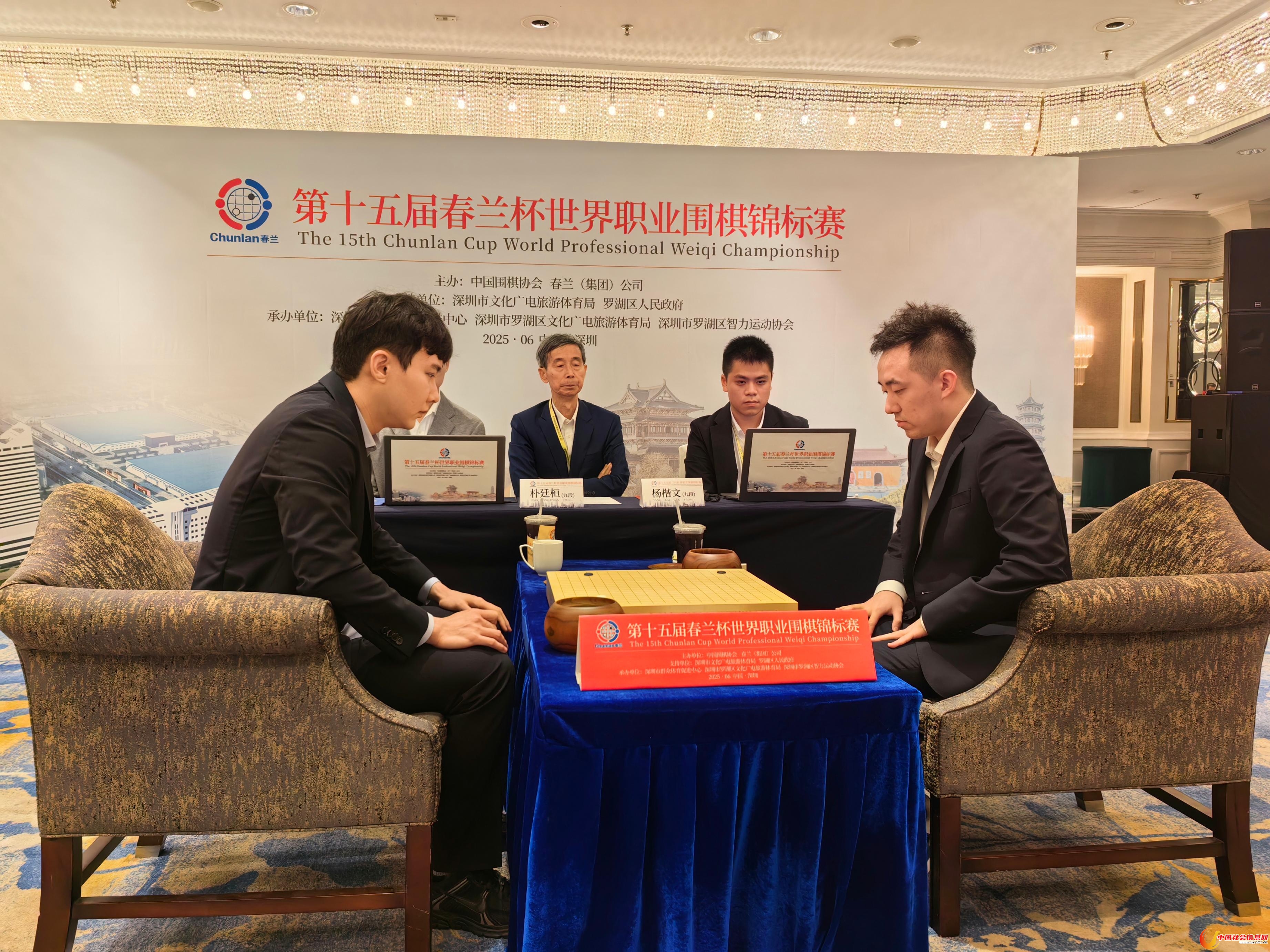 朴廷桓九段（左）与杨楷文九段在比赛中。人民网记者 李乃妍摄